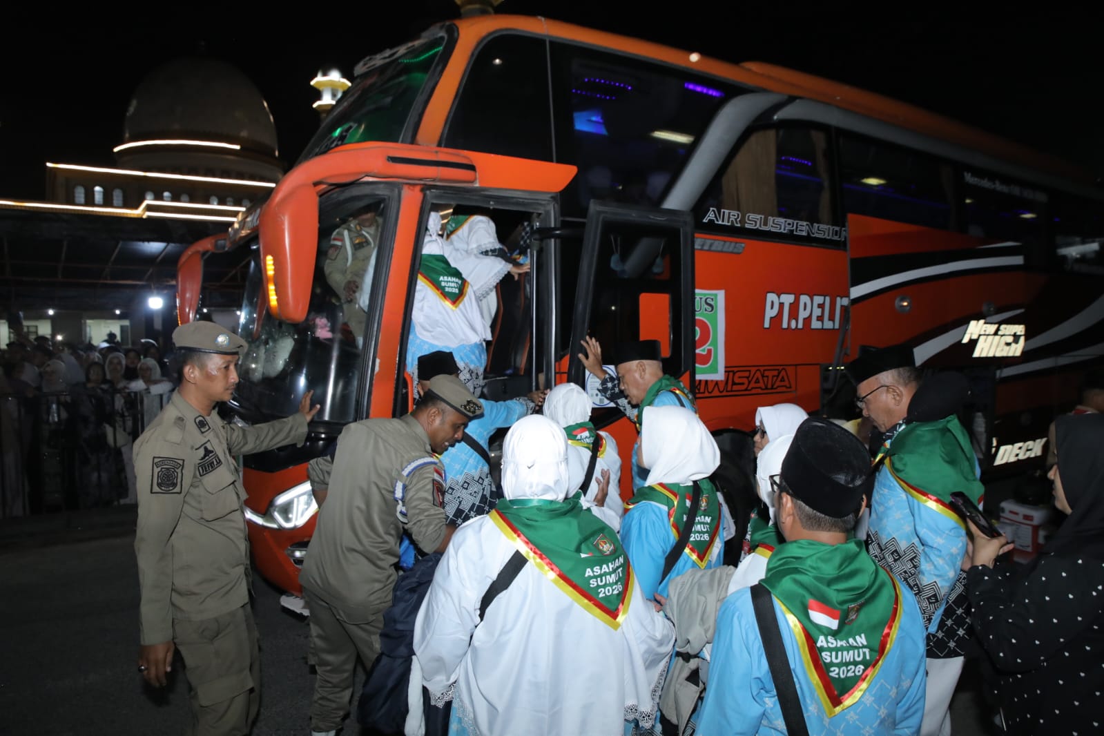 Bupati Asahan Taufik Zainal Abidin SSos MSi didampingi Wakil Bupati Asahan Rianto SH MAP bersama Forkopimda melepas keberangkatan 241 Calhaj dari Pendopo Gedung Tahfiz Mesjid Agung Ahmad Bakrie Kisaran menuju Asrama Haji Medan, Selasa (28/4).