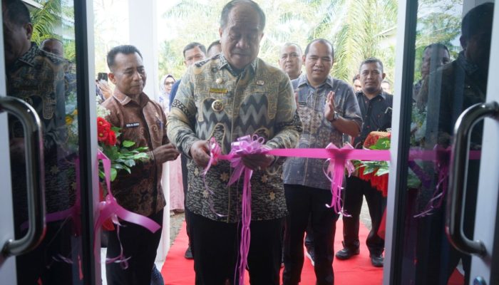 Bupati Asahan Taufik Zainal Abidin SSos MSi resmikan studio podcast Asahan cerdas, Jum'at (10/4).