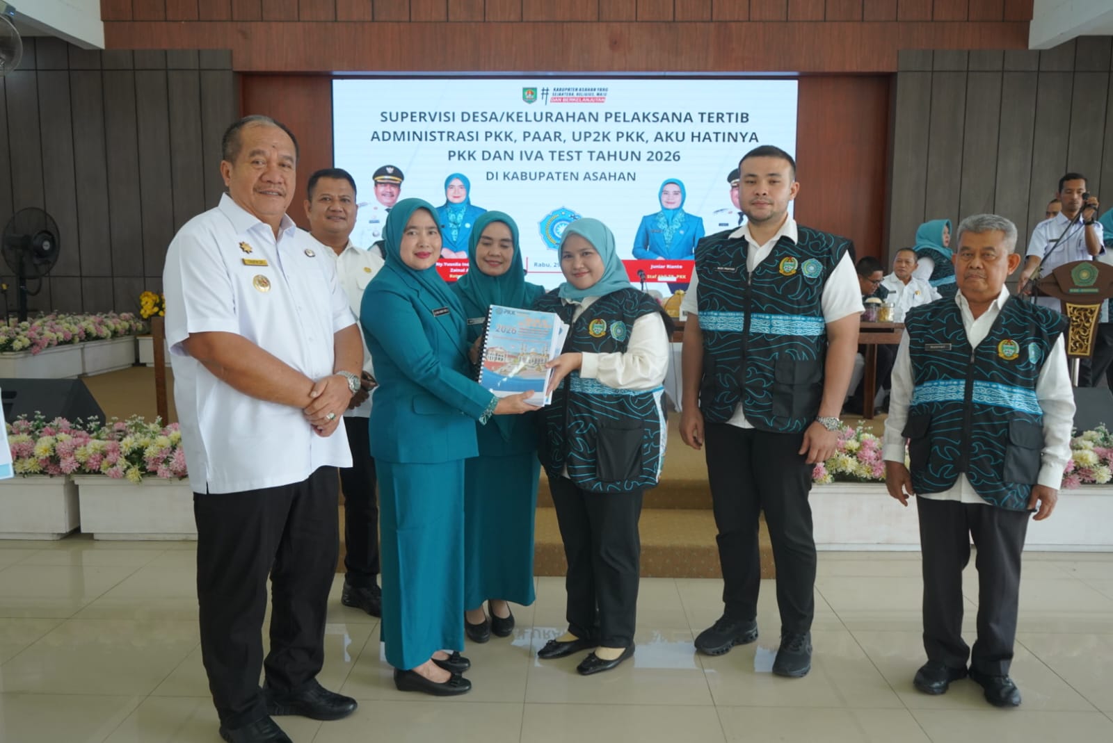 Bupati Asahan Taufik Zainal Abidin SSos MSi menerima kunjungan tim supervisi Desa percontohan percontohan perlombaan HKG - PKK Provsu