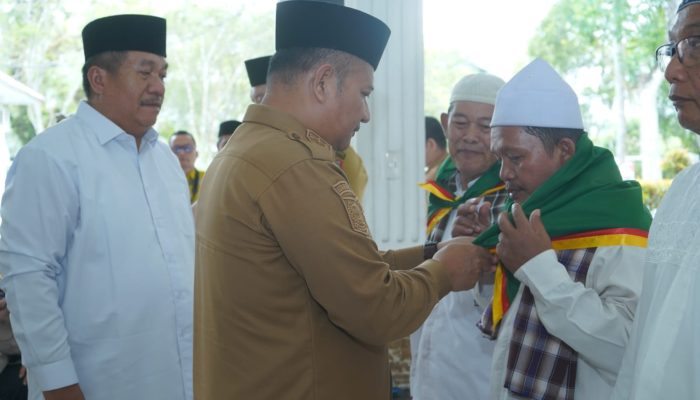 Bupati dan Wabup Asahan Upah Upah 247 Calhaj di pendopo rumah dinas, baru-baru ini.