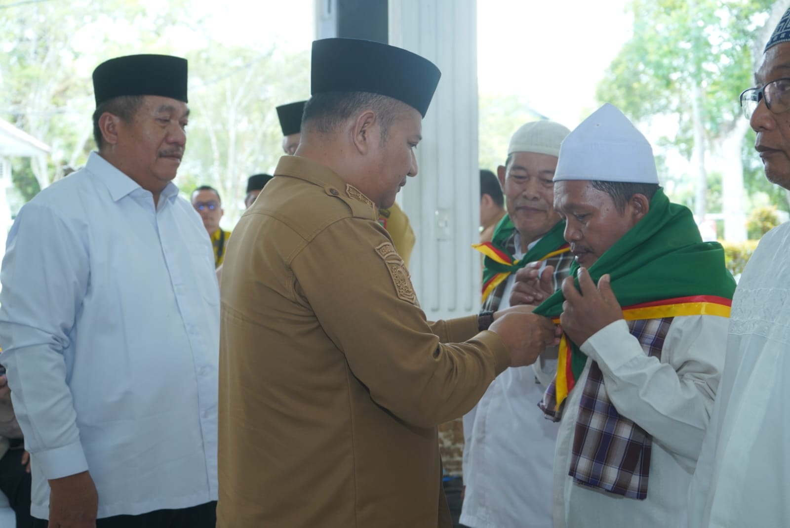 Bupati dan Wabup Asahan Upah Upah 247 Calhaj di pendopo rumah dinas, baru-baru ini.