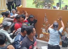Tidak Puas Dengan Hasil Banmus DPRD, Warga Merangsek Robohkan Pintu Gerbang Kantor Bupati Langkat