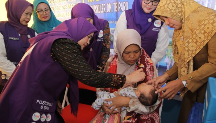 Ketua Pembina Posyandu Asahan Ny Yusnila Indriati tinjau Posyandu Balai Desa Kelurahan Siumbut Umbut Kecamatan Kota Kisaran Timur dan Posyandu Cendrawasih Kelurahan Dadimulyo Kecamatan Kota Kisaran Barat, Selasa (7/4).