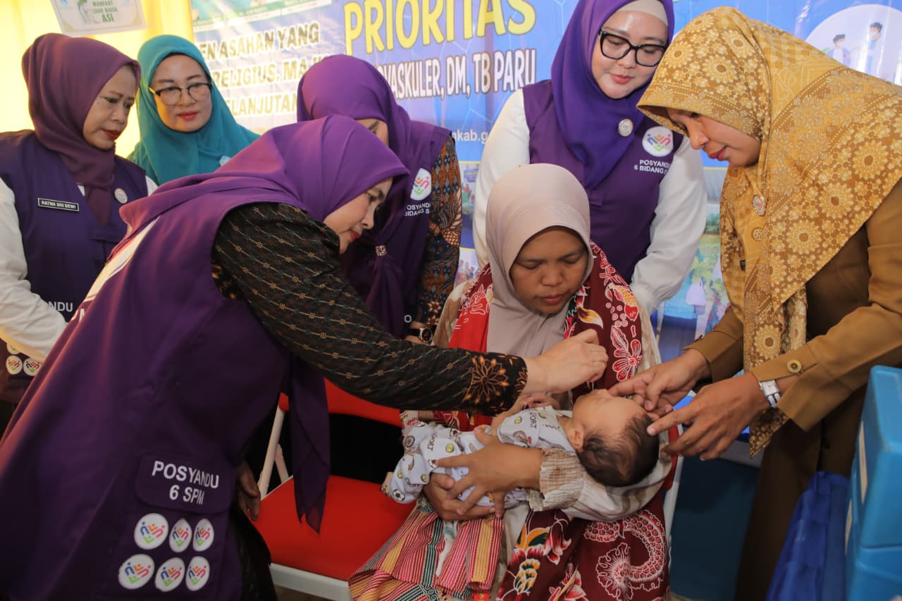 Ketua Pembina Posyandu Asahan Ny Yusnila Indriati tinjau Posyandu Balai Desa Kelurahan Siumbut Umbut Kecamatan Kota Kisaran Timur dan Posyandu Cendrawasih Kelurahan Dadimulyo Kecamatan Kota Kisaran Barat, Selasa (7/4).