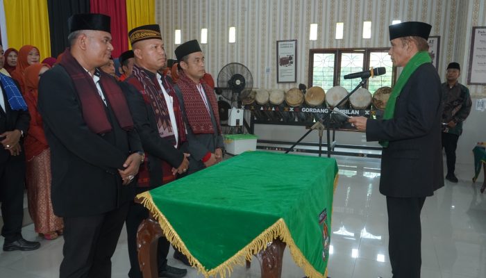 Ketua Majelis Hatobangon Drs Isa Harahap MSi melantik pengurus Lembaga Adat Dalihan Natolu Tabagsel Asahan, Sabtu (25/4/2026).