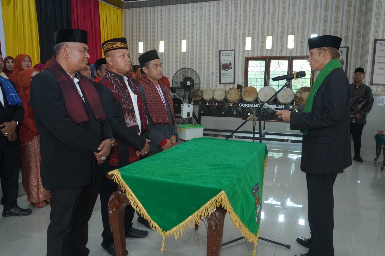 Ketua Majelis Hatobangon Drs Isa Harahap MSi melantik pengurus Lembaga Adat Dalihan Natolu Tabagsel Asahan, Sabtu (25/4/2026).