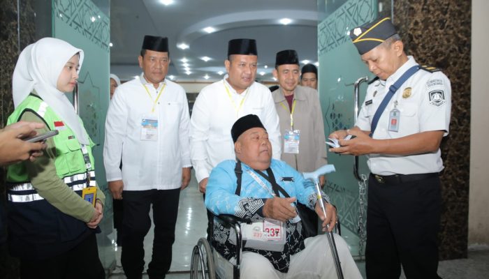 Wakil Bupati Asahan Rianto SH MAP lepas keberangkatan calhaj dari Asrama Haji Medan menuju Kualanamu, Rabu (29/4).