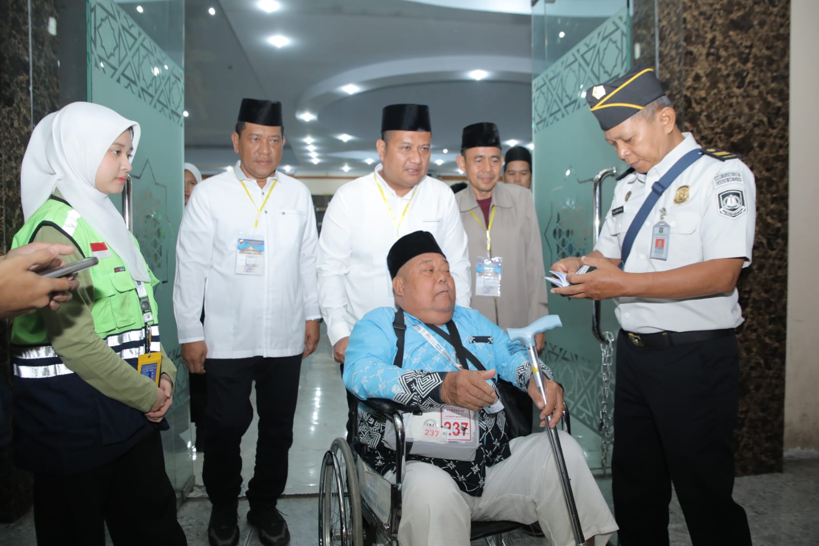 Wakil Bupati Asahan Rianto SH MAP lepas keberangkatan calhaj dari Asrama Haji Medan menuju Kualanamu, Rabu (29/4).