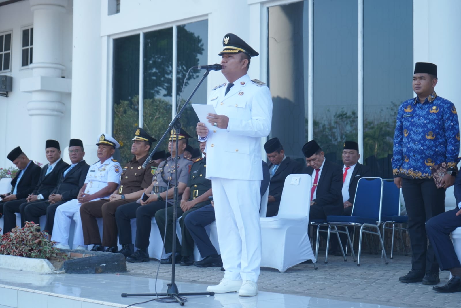 Wakil Bupati Asahan, Rianto SH MAP pimpin Upacara Peringatan Hari Otonomi Daerah ke-XXX di halaman Kantor Bupati Asahan, Senin (27/4).