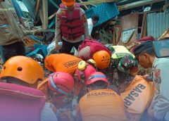 Di Tengah Medan Sulit, Tim SAR Brimob Evakuasi Korban Longsor Sembahe