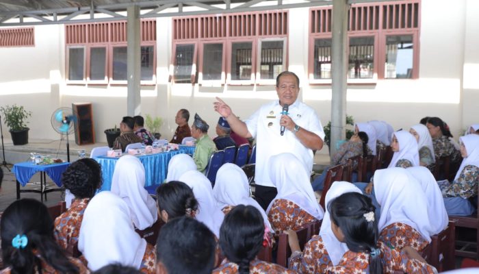 Bupati Asahan Taufik Zainal Abidin SSos MSi berbagi inspirasi kepada pelajar SMAN 1 Meranti, Kamis (21/5).