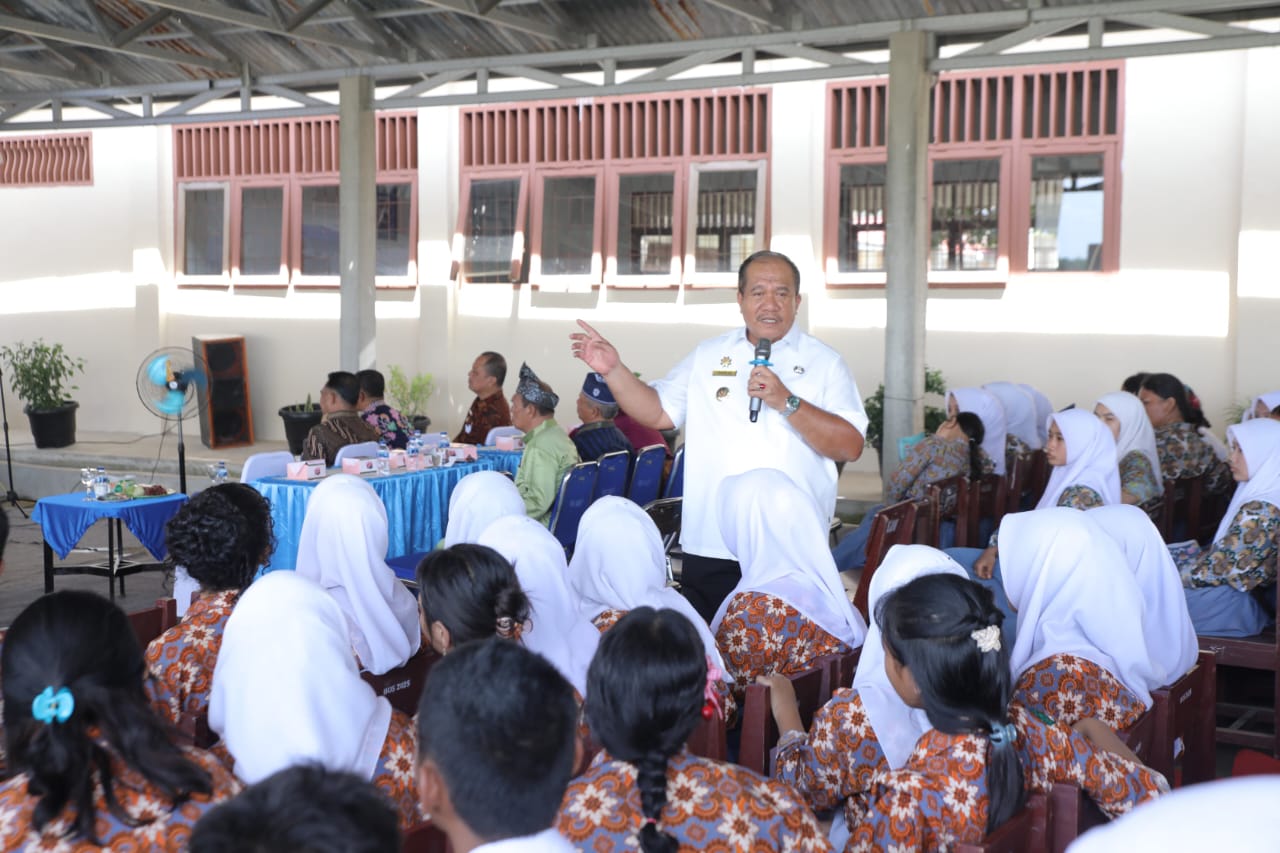 Bupati Asahan Taufik Zainal Abidin SSos MSi berbagi inspirasi kepada pelajar SMAN 1 Meranti, Kamis (21/5).