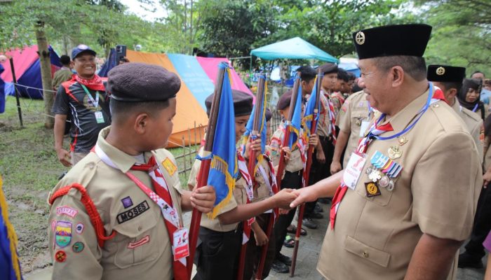 Bupati Asahan Taufik Zainal Abidin SSos MSi membuka perkemahan jambore Gerakan Pramuka di Hutan Kota Taufan Gama Simatupang Kisaran, Rabu (13/5).