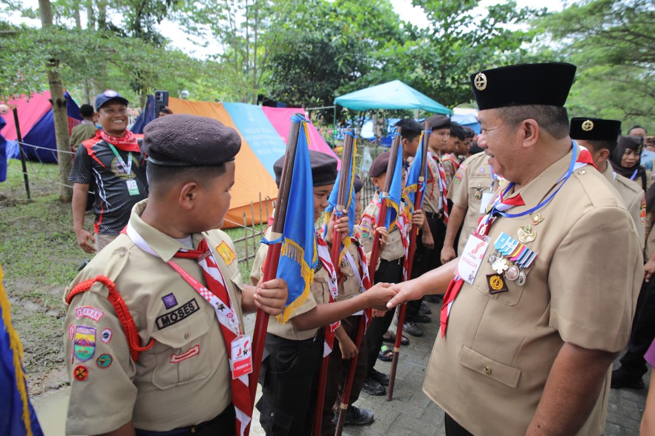 Bupati Asahan Taufik Zainal Abidin SSos MSi membuka perkemahan jambore Gerakan Pramuka di Hutan Kota Taufan Gama Simatupang Kisaran, Rabu (13/5).