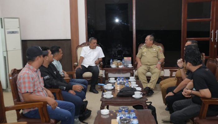 Bupati Asahan Taufik Zainal Abidin SSos MSi didampingi Plt Kadis Kominfo Arbin Ariadi Tanjung SE MSi menerima audiensi Forwakum Asahan-Tanjung Balai diruang kerjanya, Senin (25/5).