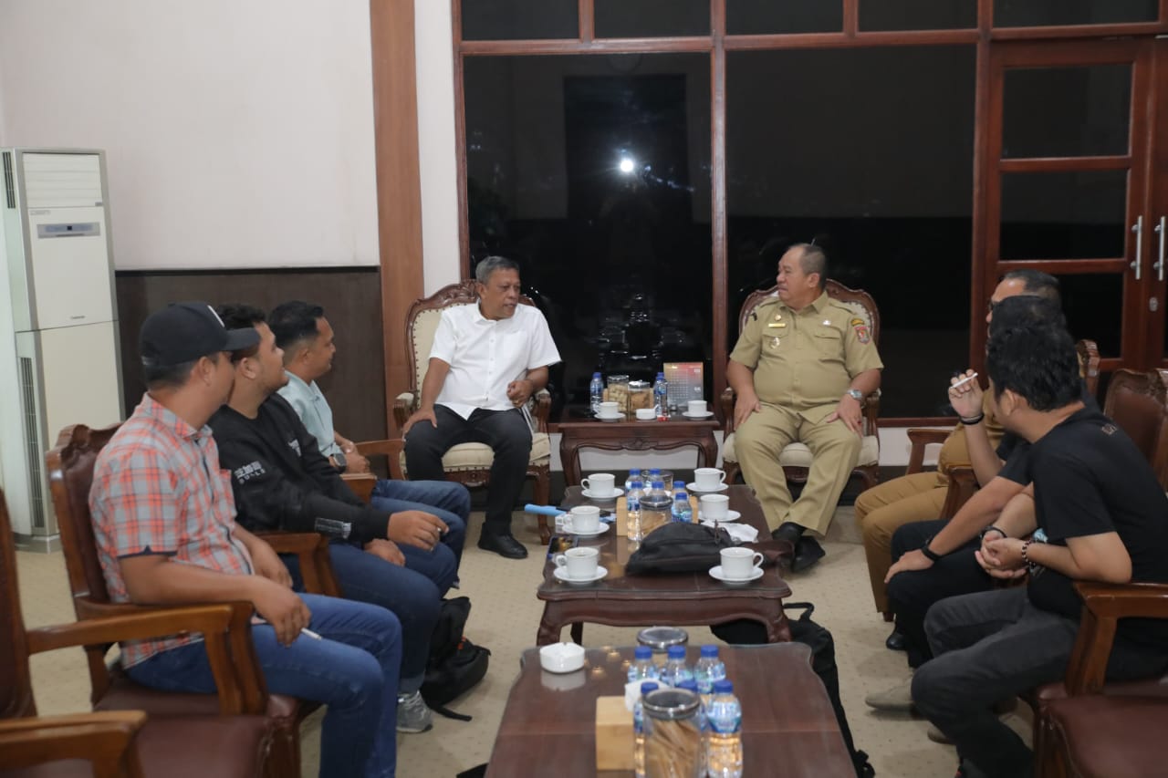 Bupati Asahan Taufik Zainal Abidin SSos MSi didampingi Plt Kadis Kominfo Arbin Ariadi Tanjung SE MSi menerima audiensi Forwakum Asahan-Tanjung Balai diruang kerjanya, Senin (25/5).