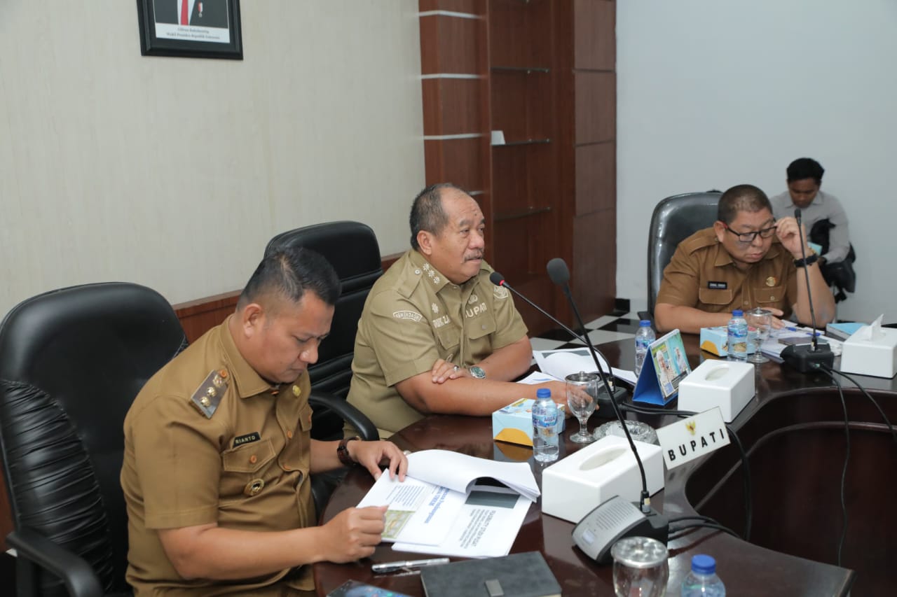 Bupati Asahan Taufik Zainal Abidin SSos MSi terima laporan akhir feasibility study gerai UMKM diaula mawar, Senin (11/5).