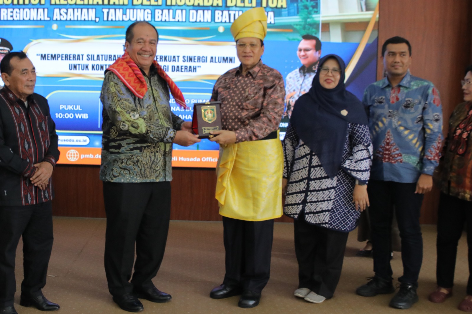 Bupati Asahan Taufik Zainal Abidin SSos MSi menerima kunjungan silaturahmi keluarga besar Institut Kesehatan Deli Husada (IKDH) Deli Tua di pendopo rumah dinas.