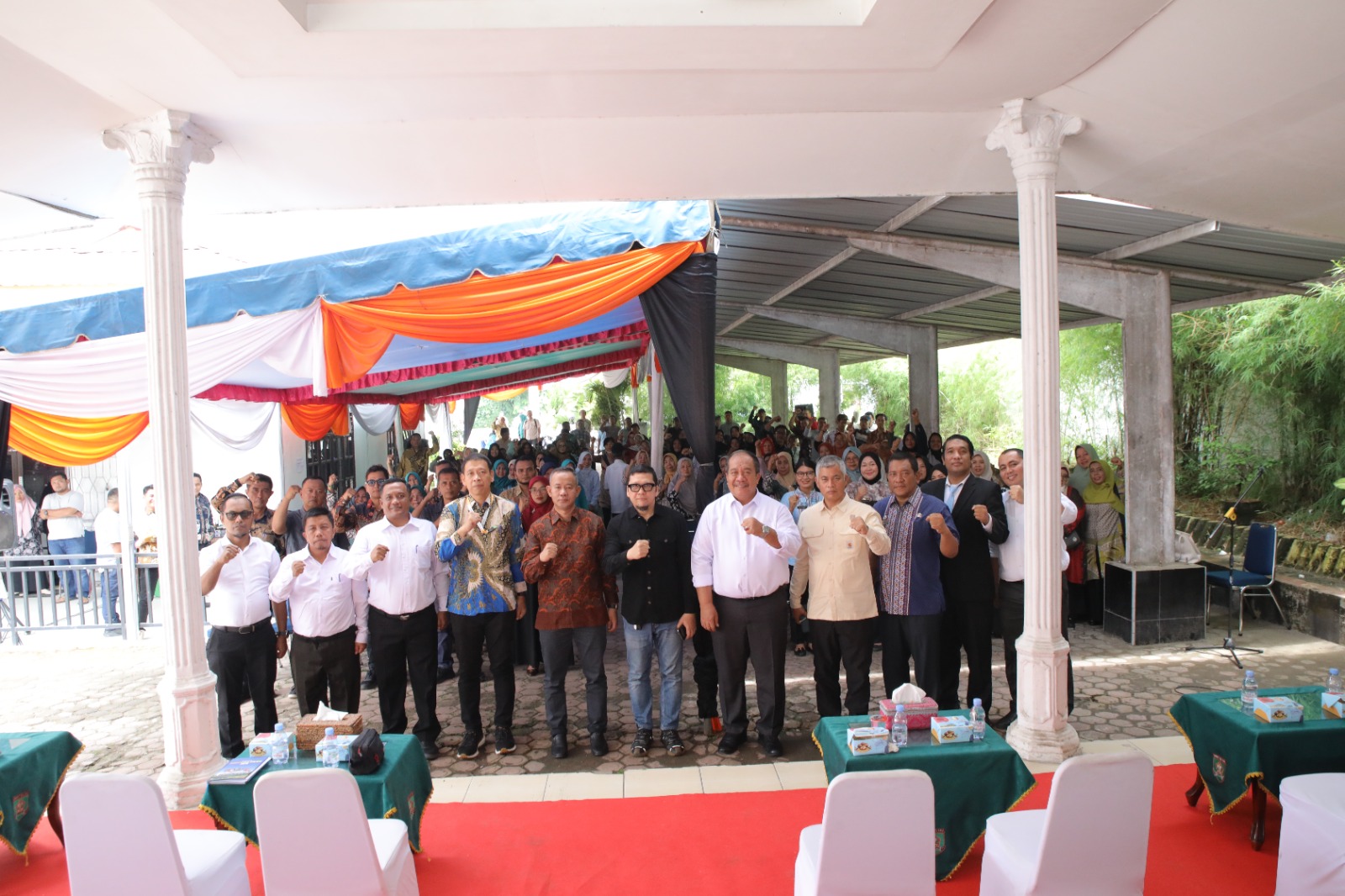 Wakil Ketua Komisi II DPR Dr Doli Ahmad Kurnia Tanjung bersama Kepala Ombudsman Sumut Herdensi gelar sosialisasi dan diskusi pelayanan publik di Kantor Camat Kota Kisaran Timur, Senin (11/5).