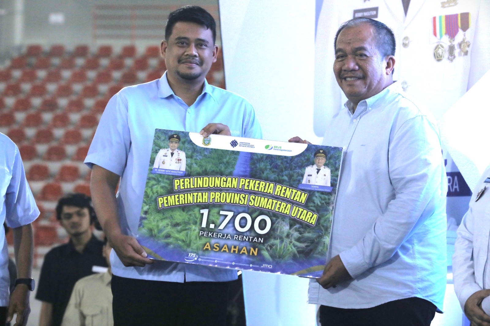 Bupati Asahan Taufik Zainal Abidin SSos MSi menerima 1.700 kartu BPJS ketenagakerjaan yang diserahkan Gubsu di Gedung Serba Guna Percut Sei Tuan, Jum'at (1/5).