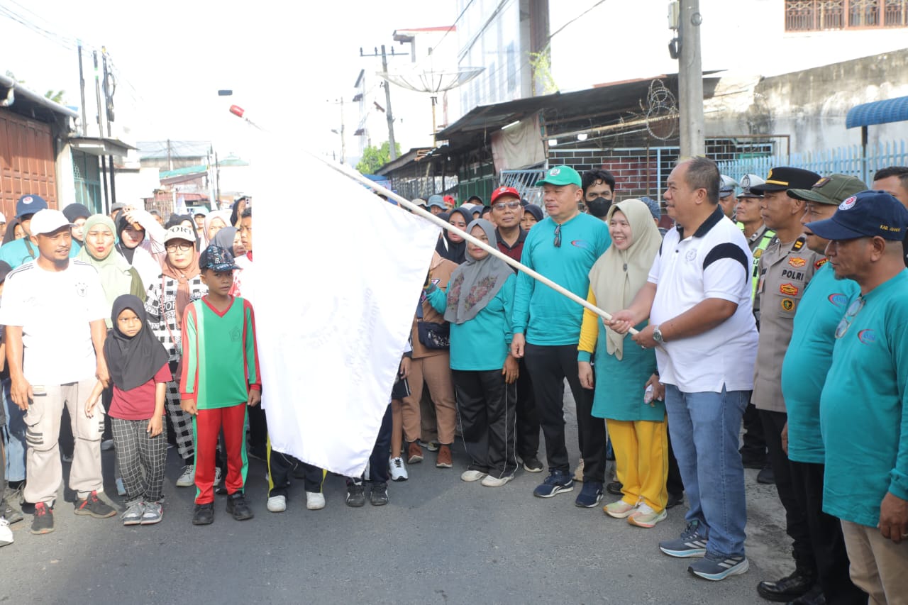 Bupati Asahan Taufik Zainal Abidin SSos MSi melepas gerak jalan santai di Jalan Pramuka Kisaran, Minggu (3/5).