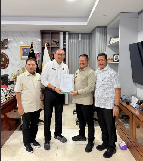 Wakil Bupati Asahan Rianto SH MAP bersama Asisten III Asrul Wahid Dalimunthe SE MSi dan Kadis Sosial Jutawan Sinaga SSTP MAP hadiri rakor dikantor Kemensos, Rabu (13/5).