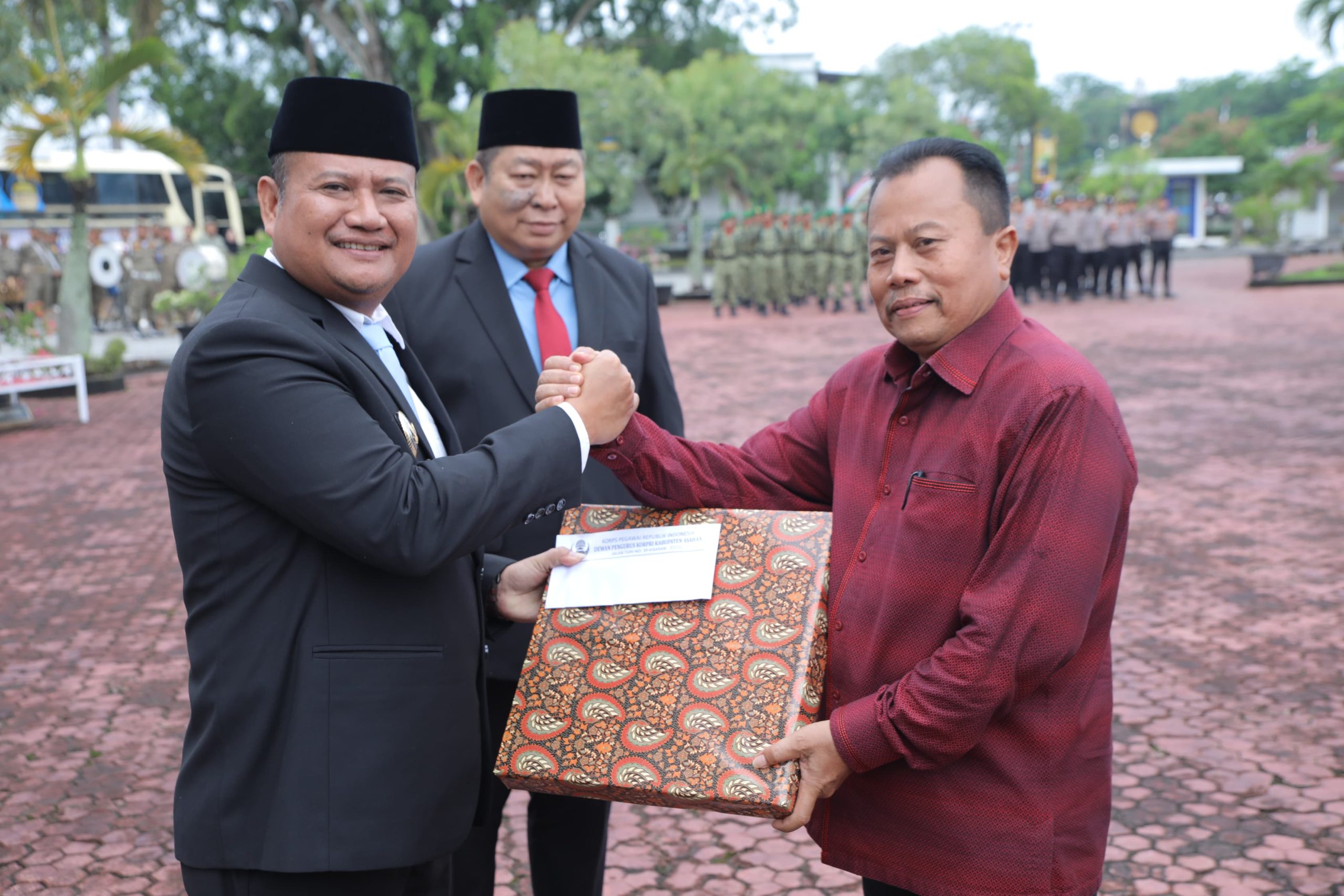 Wakil Bupati Asahan Rianto SH MAP pimpin upacara Hari Kebangkitan Nasional (Harkitnas) ke 118 di halaman Kantor Bupati Asahan, Rabu (20/5).