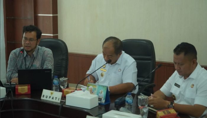 Bupati Asahan Taufik Zainal Abidin SSos MSi buka rapat berkaitan dengan Hak Guna Usaha (HGU) di Aula Melati, Senin (22/6).
