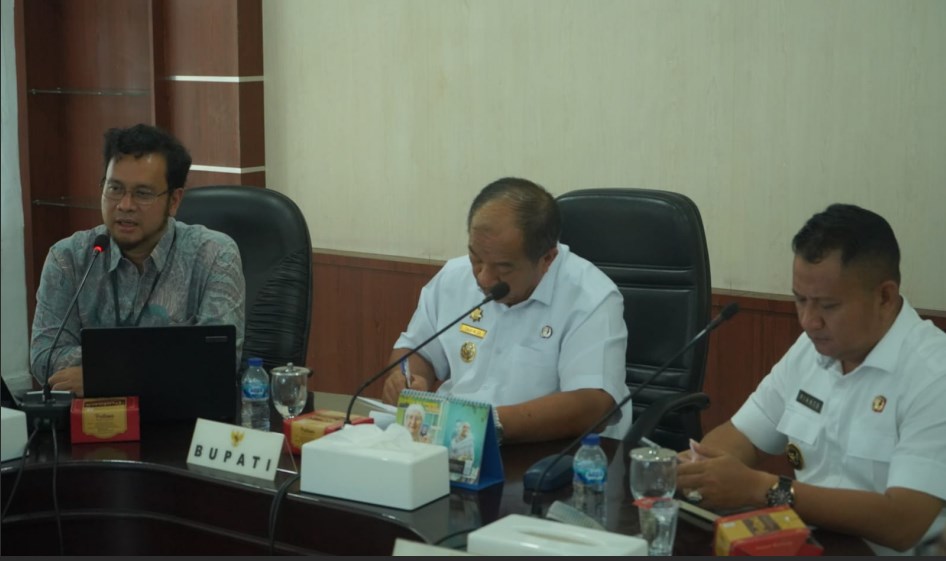 Bupati Asahan Taufik Zainal Abidin SSos MSi buka rapat berkaitan dengan Hak Guna Usaha (HGU) di Aula Melati, Senin (22/6).