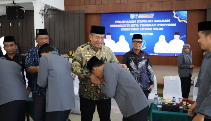 Bupati Asahan, Taufik Zainal Abidin SSos MSi melepas keberangkatan qori qoriah untuk mengikuti Musabaqoh Tilawatil Qur'an (MTQ) ke-40 tingkat Sumut dari pendopo rumah dinas, Jum'at (12/6).