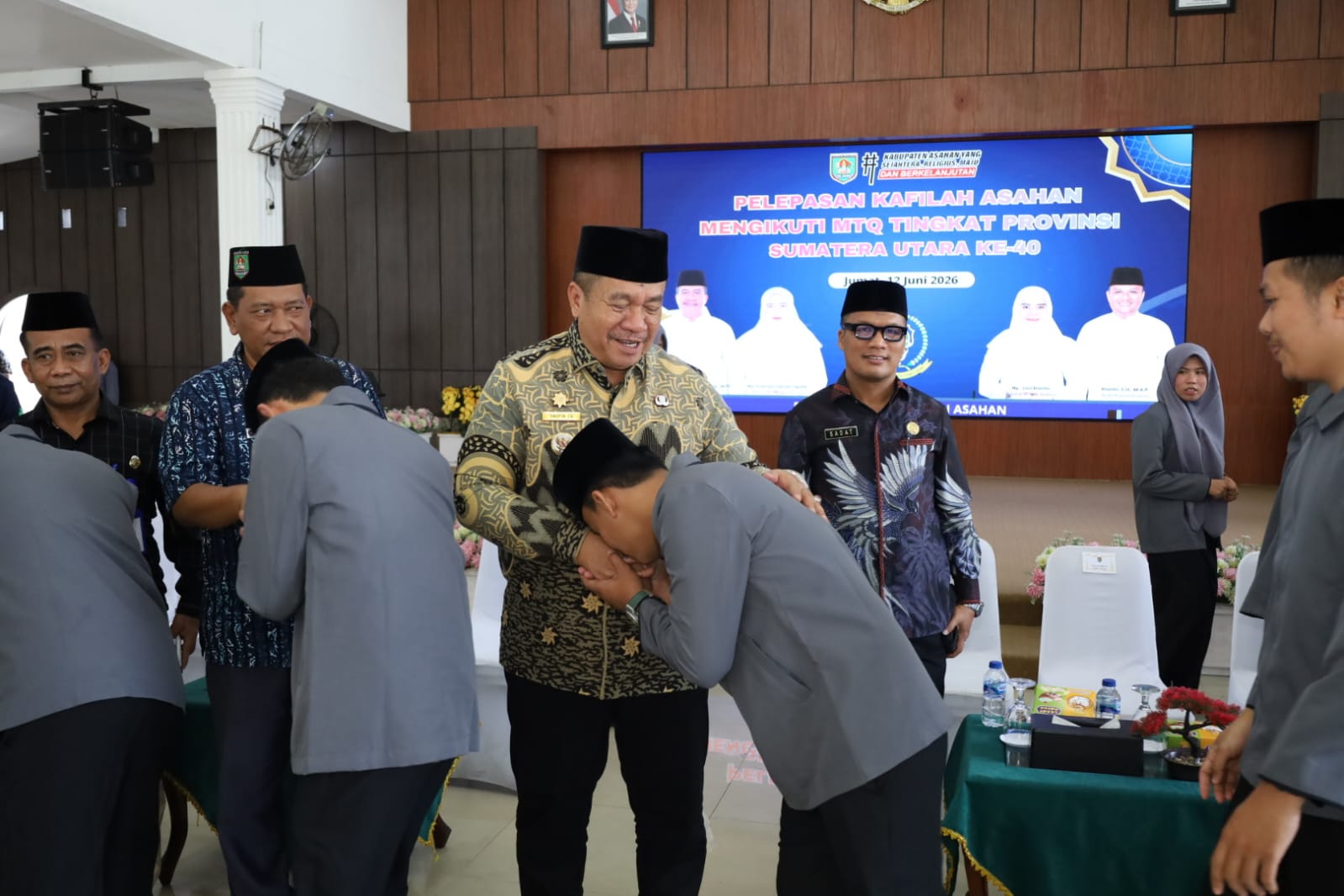Bupati Asahan, Taufik Zainal Abidin SSos MSi melepas keberangkatan qori qoriah untuk mengikuti Musabaqoh Tilawatil Qur'an (MTQ) ke-40 tingkat Sumut dari pendopo rumah dinas, Jum'at (12/6).