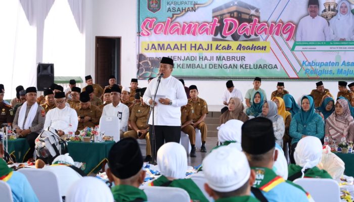 Bupati Asahan, Taufik Zainal Abidin SSos MSi bersama Forkopimda menyambut kepulangan jamaah haji kloter 7 di Gedung Tahfiz Qur'an Masjid Agung H Ahmad Bakrie Kisaran, Selasa (9/6).