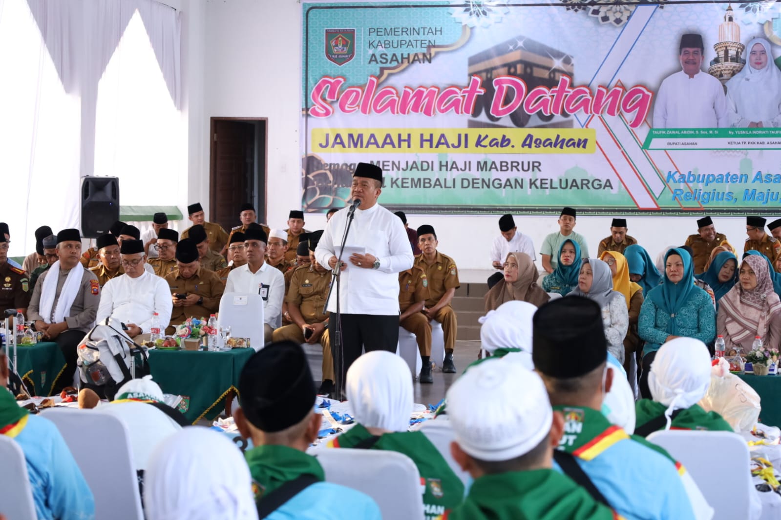 Bupati Asahan, Taufik Zainal Abidin SSos MSi bersama Forkopimda menyambut kepulangan jamaah haji kloter 7 di Gedung Tahfiz Qur'an Masjid Agung H Ahmad Bakrie Kisaran, Selasa (9/6).
