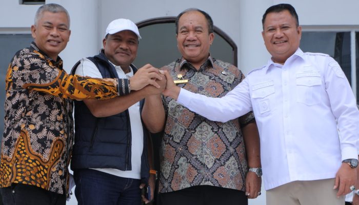 Bupati Asahan Taufik Zainal Abidin SSos MSi serahkan bantuan Rp 30 Miliar kepada Bupati Bireuen, H Mukhlis ST diruang kerja Bupati Asahan, Kamis (18/6).