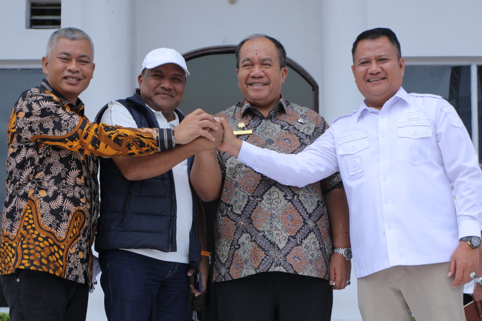 Bupati Asahan Taufik Zainal Abidin SSos MSi serahkan bantuan Rp 30 Miliar kepada Bupati Bireuen, H Mukhlis ST diruang kerja Bupati Asahan, Kamis (18/6).