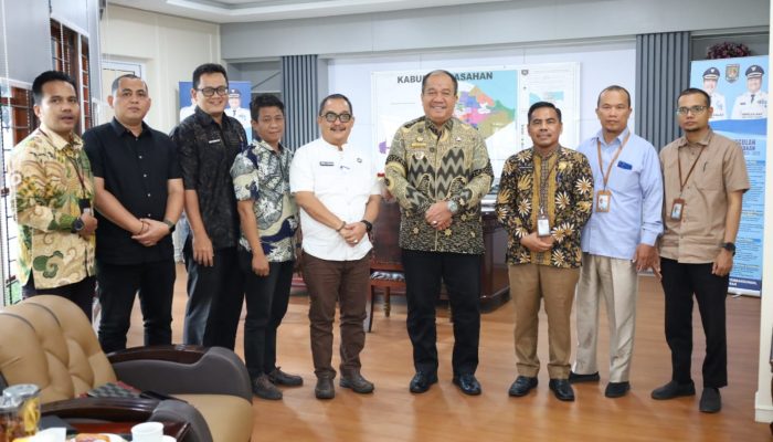 Bupati Asahan, Taufik Zainal Abidin SSos MSi menerima audiensi Badan Pusat Statistik (BPS) Asahan di ruang kerjanya, Jumat (12/6).