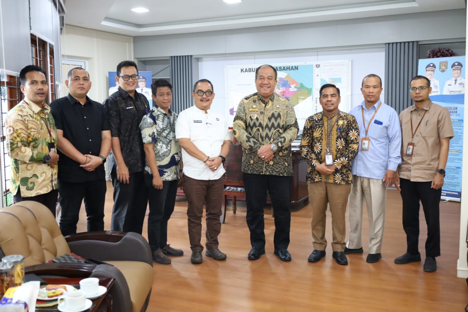 Bupati Asahan, Taufik Zainal Abidin SSos MSi menerima audiensi Badan Pusat Statistik (BPS) Asahan di ruang kerjanya, Jumat (12/6).