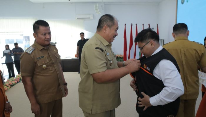 Bupati Asahan Taufik Zainal Abidin SSos MSi dan Wakil Bupati Asahan Rianto SH MAP bersama Forkopimda melepas petugas sensus ekonomi di Aula Melati, Senin (15/6).