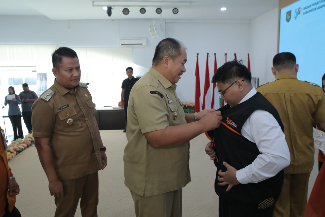 Bupati Asahan Taufik Zainal Abidin SSos MSi dan Wakil Bupati Asahan Rianto SH MAP bersama Forkopimda melepas petugas sensus ekonomi di Aula Melati, Senin (15/6).