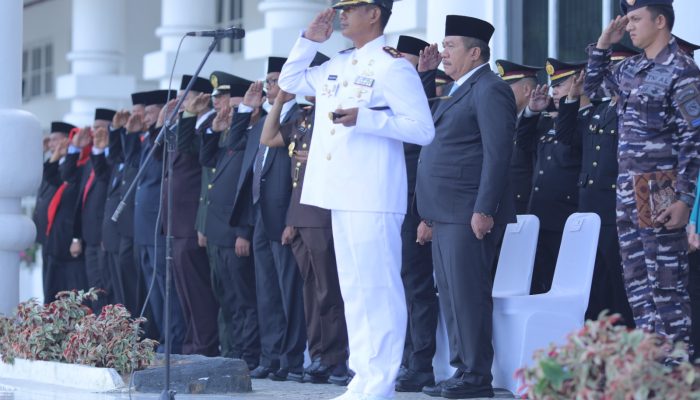 Danlanal TBA Letkol Agung Dwi Handoko pimpin upacara peringatan hari lahir Pancasila di Halaman Kantor Bupati Asahan, Senin (1/6).