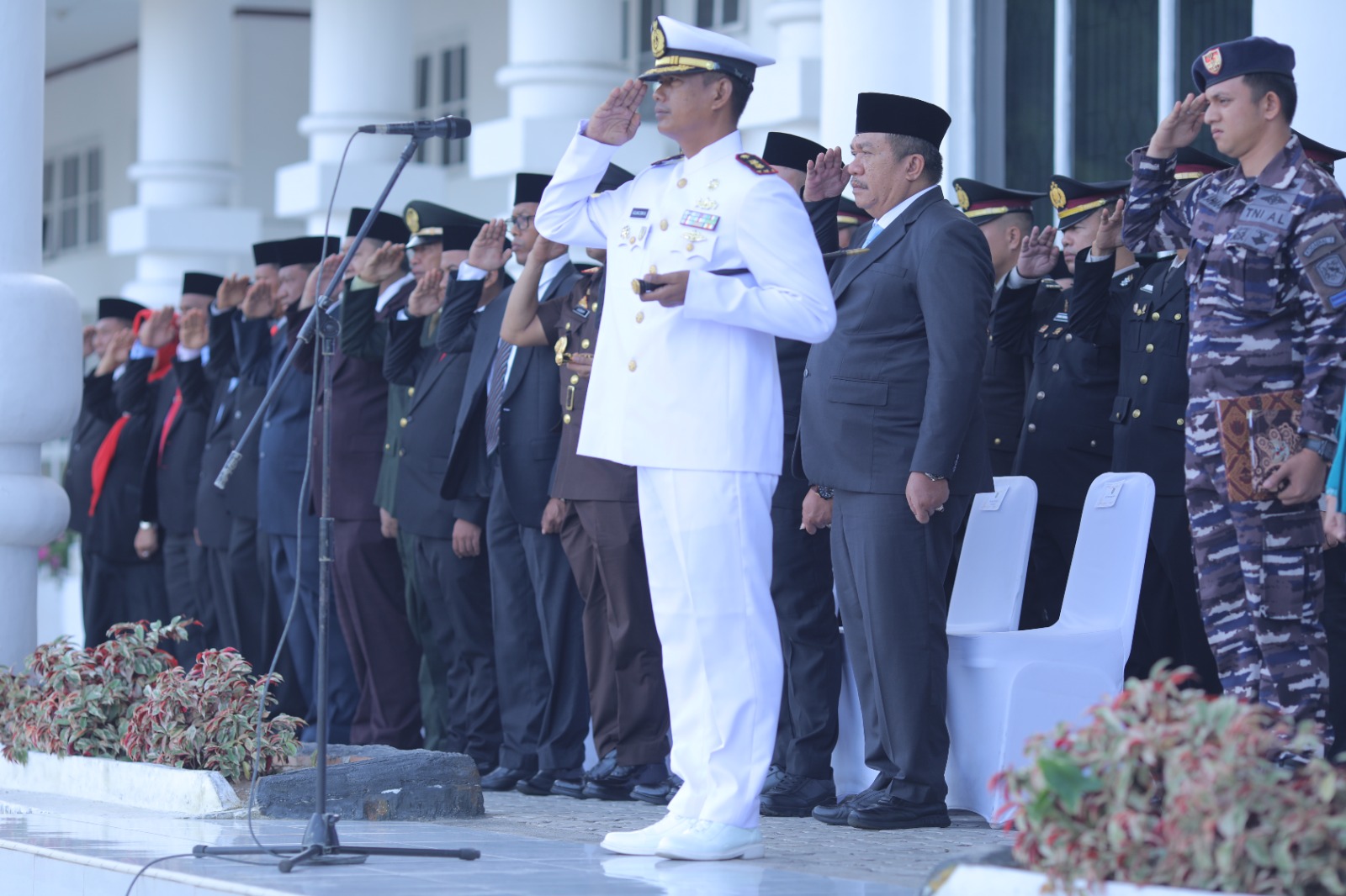 Danlanal TBA Letkol Agung Dwi Handoko pimpin upacara peringatan hari lahir Pancasila di Halaman Kantor Bupati Asahan, Senin (1/6).