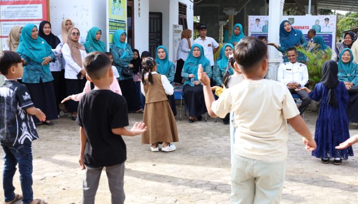 Ketua PKK Asahan, Ny Yusnila bersama Staf Ahli PKK Asahan Ny Juni meninjau pelaksanaan program pokja I di Desa Tanjung Asri, Kecamatan Sei Dadap, Rabu (10/6).