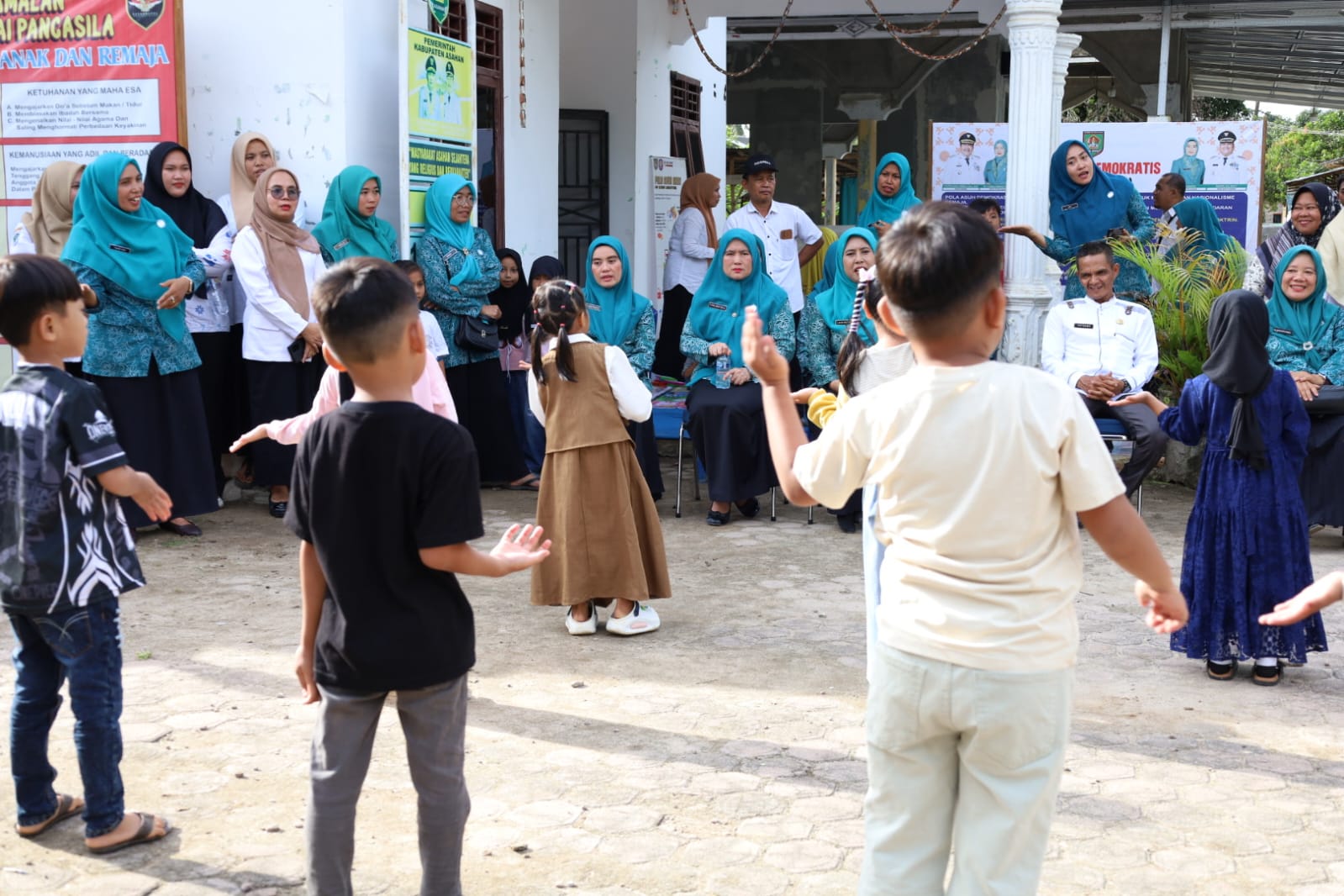 Ketua PKK Asahan, Ny Yusnila bersama Staf Ahli PKK Asahan Ny Juni meninjau pelaksanaan program pokja I di Desa Tanjung Asri, Kecamatan Sei Dadap, Rabu (10/6).