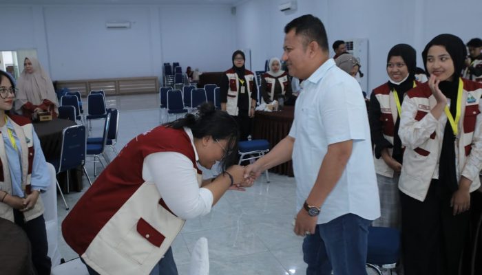Wakil Bupati Asahan, Rianto SH MAP menyambut mahasiswa UGM Yogyakarta yang akan melakukan Kuliah Kerja Nyata - Pengabdian dan Pemberdayaan Masyarakat (KKN-PPM) di Aula Melati, Minggu (21/6).