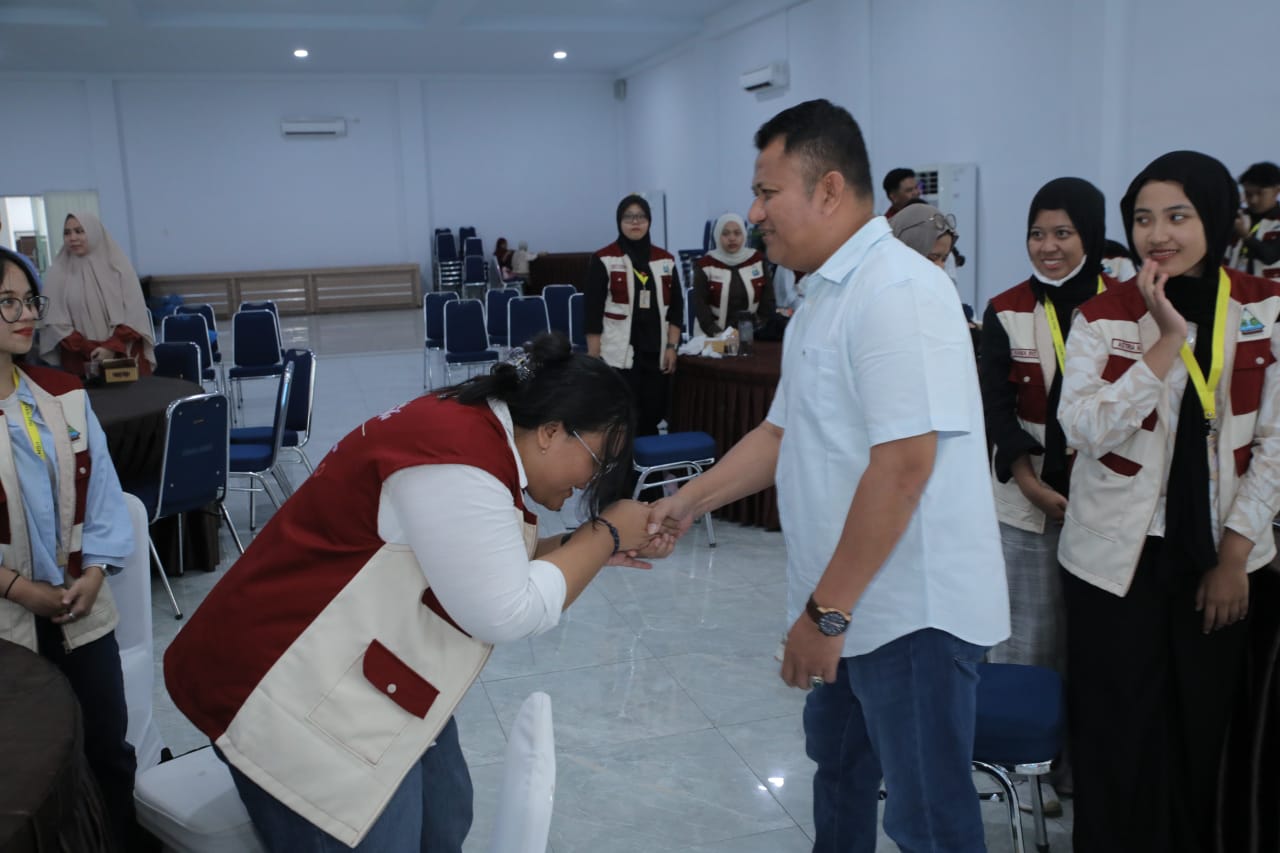 Wakil Bupati Asahan, Rianto SH MAP menyambut mahasiswa UGM Yogyakarta yang akan melakukan Kuliah Kerja Nyata - Pengabdian dan Pemberdayaan Masyarakat (KKN-PPM) di Aula Melati, Minggu (21/6).