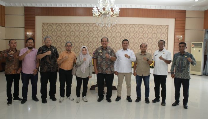 Bupati Asahan Taufik Zainal Abidin SSos MSi menerima kunjungan PLN UP3 Rantau Prapat di Rumah Dinas, Kamis (18/6)