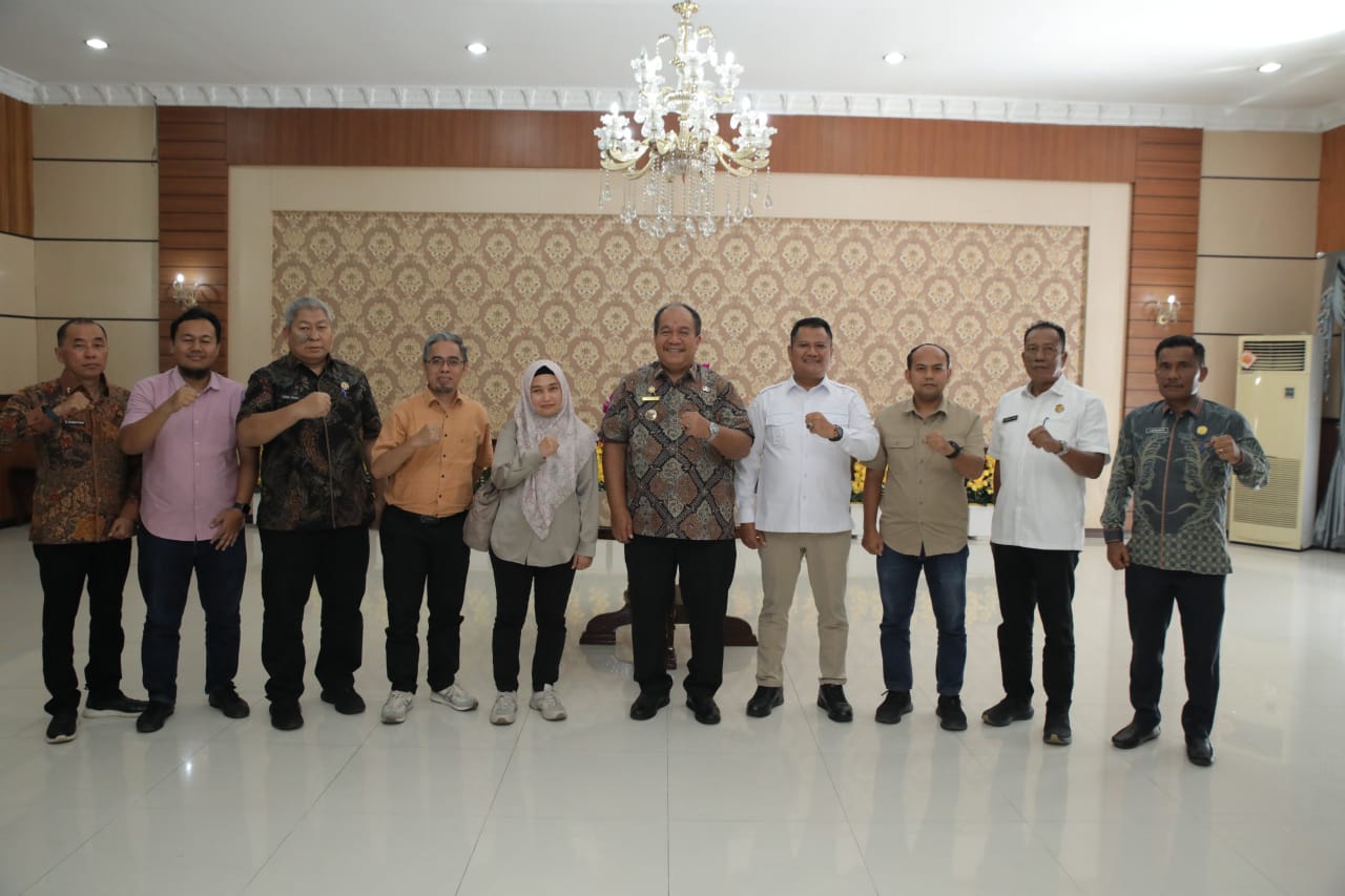 Bupati Asahan Taufik Zainal Abidin SSos MSi menerima kunjungan PLN UP3 Rantau Prapat di Rumah Dinas, Kamis (18/6)