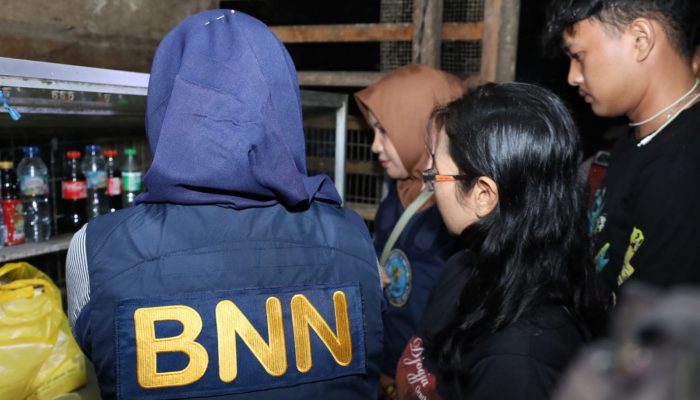 Satpol PP Pemprovsu dan Satpol PP Asahan bersama Forkopimda melakukan apel gabungan patroli di pintu masuk narkoba dan kawasan kenakalan remaja di halaman Kantor Bupati Asahan, Sabtu (6/6) malam.