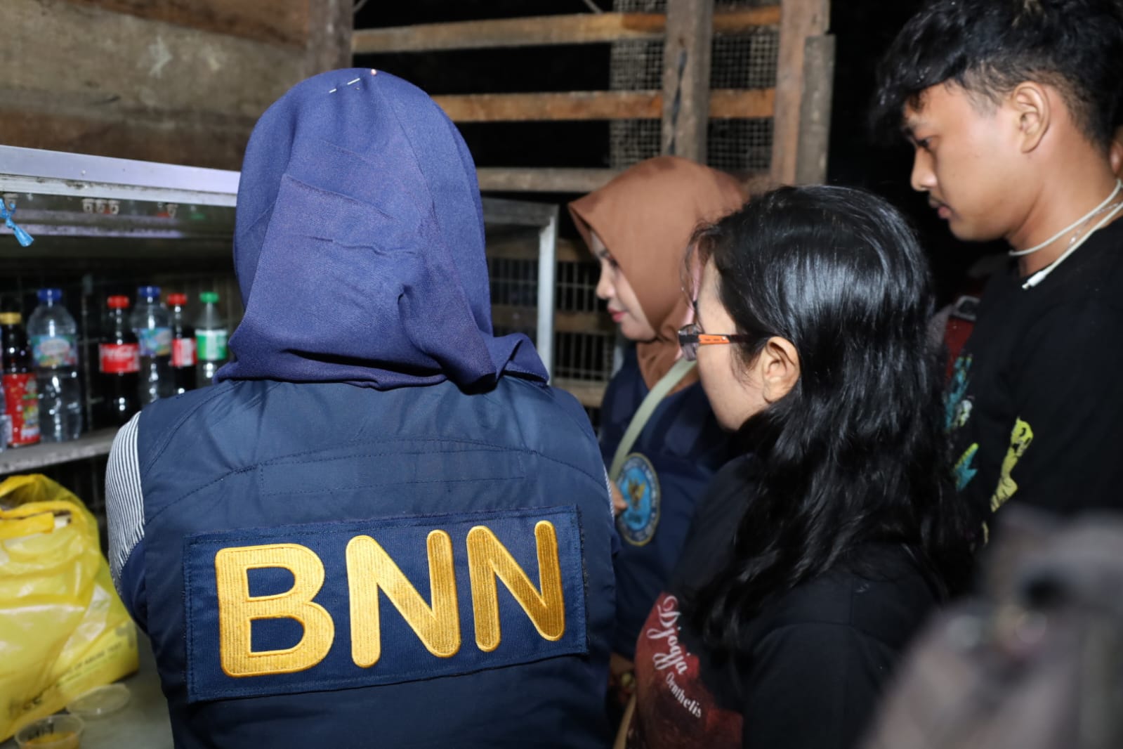 Satpol PP Pemprovsu dan Satpol PP Asahan bersama Forkopimda melakukan apel gabungan patroli di pintu masuk narkoba dan kawasan kenakalan remaja di halaman Kantor Bupati Asahan, Sabtu (6/6) malam.