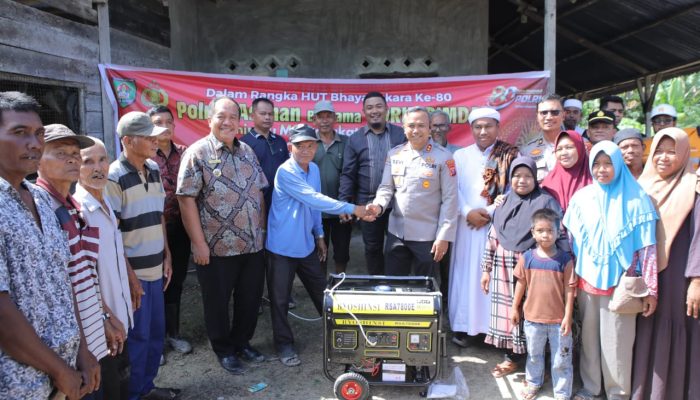 Bupati Asahan Taufik Zainal Abidin SSos MSi, Kapolres Asahan AKBP Revi Nurvelani bersama rombongan mengunjungi desa terisolir yang belum ada aliran listrik yakni Dusun VIII Desa Pertahanan Kecamatan Sei Kepayang, Jum'at (26/6).